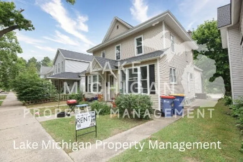 636 Livingston Ave NE #1