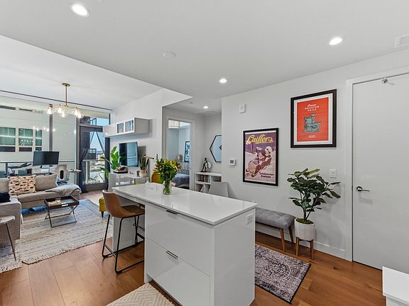 4th image of 44 East Ave #1503