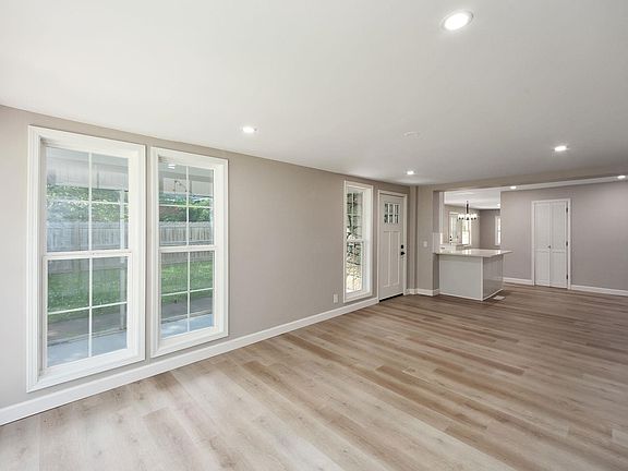 4th image of 90 Shaw Ln