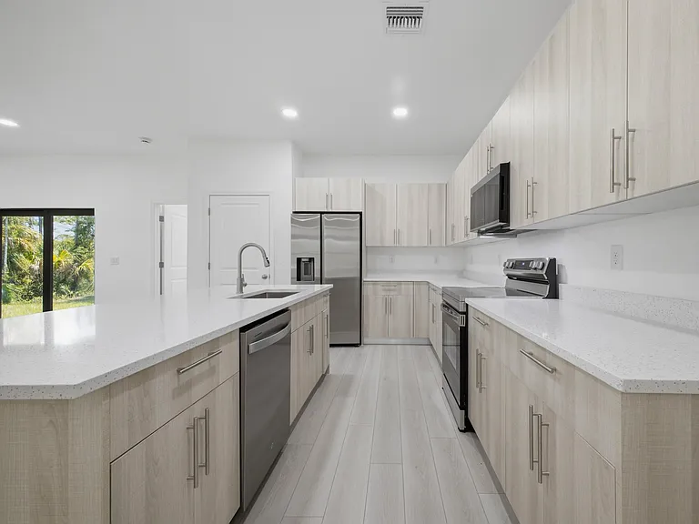 8010 Sandalwood Ln — Photo 3