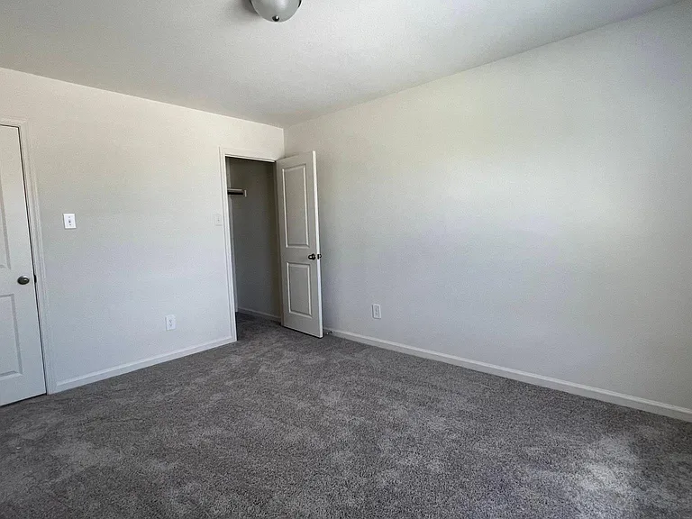 702 Camden Dr — Photo 13