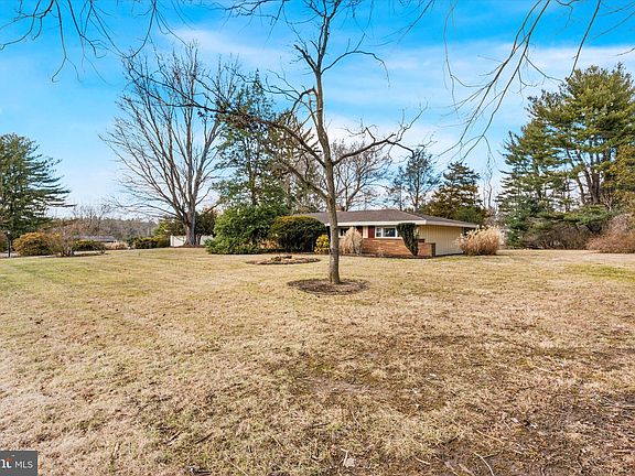 3rd image of 993 Deerfield Ln