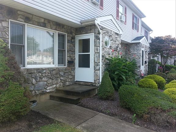 2nd image of 555 E Linden St