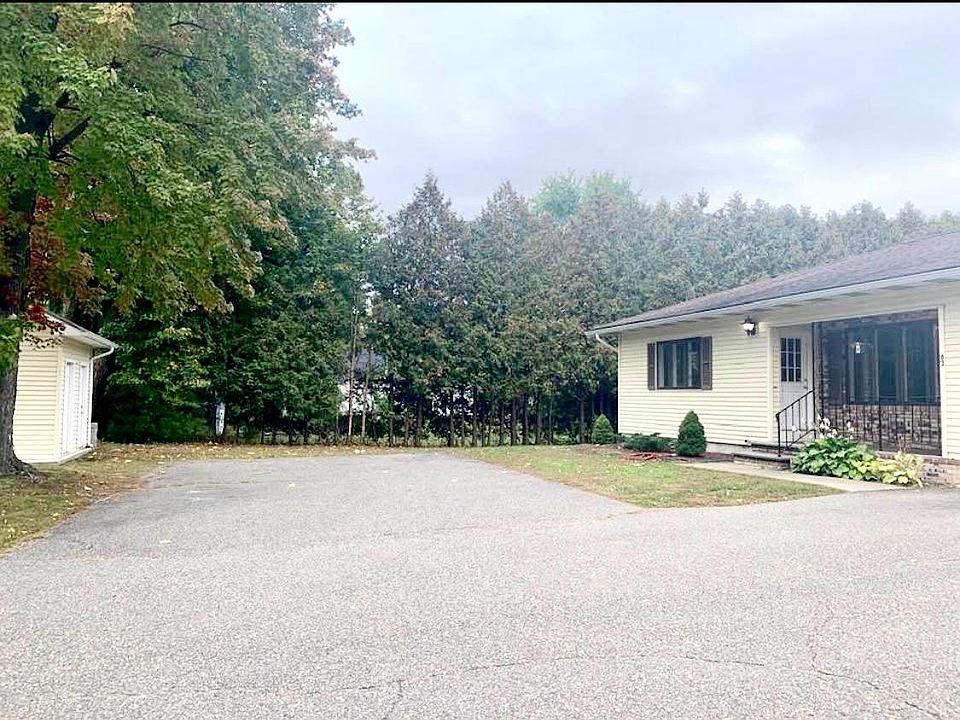 1st image of 63 Sunderland Woods Rd #63