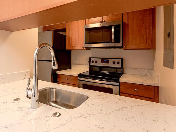 5th image of 2700 NE 125th St APT 305