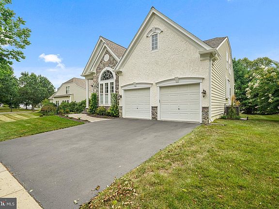 2nd image of 122 Violet Dr