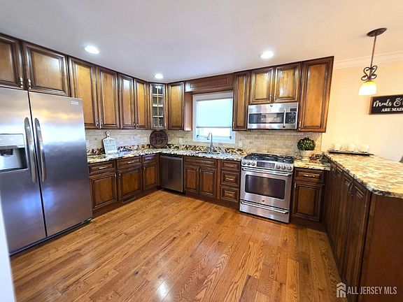 5th image of 544 Edgeworth St