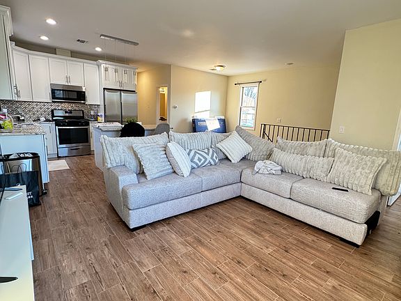 3rd image of 170 Edgegrove Ave #2R