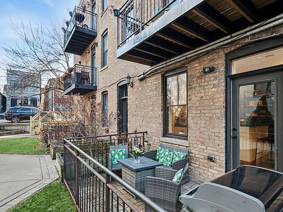 2nd image of 1920 W Dickens Ave #1R