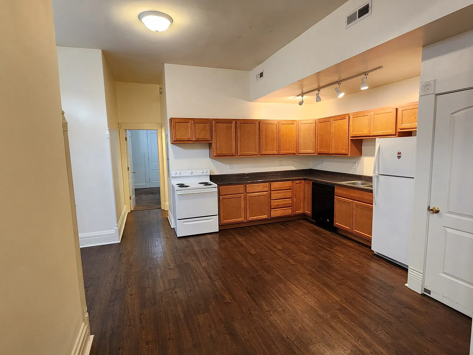 5 bed, 3000 sqft, $3,995 — Photo 3