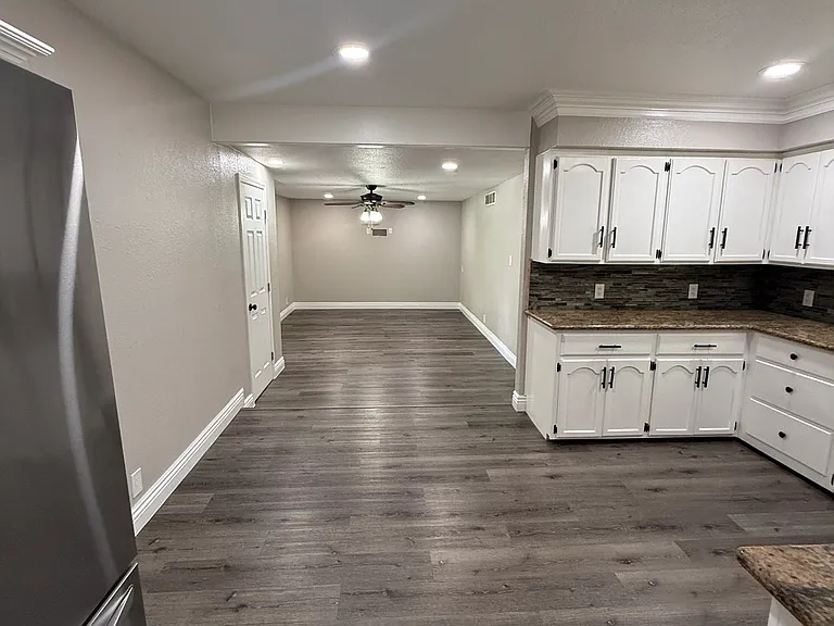 2802 E Griffith Way — Photo 8