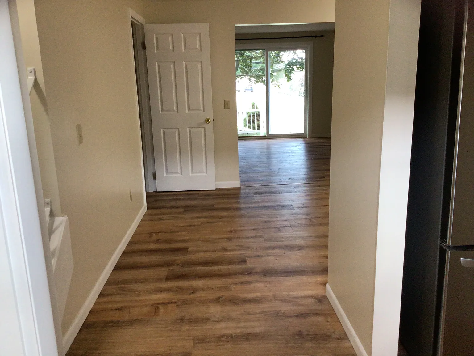 3 bed, 1.5 bath, 1300 sqft, $1,300 — Photo 2
