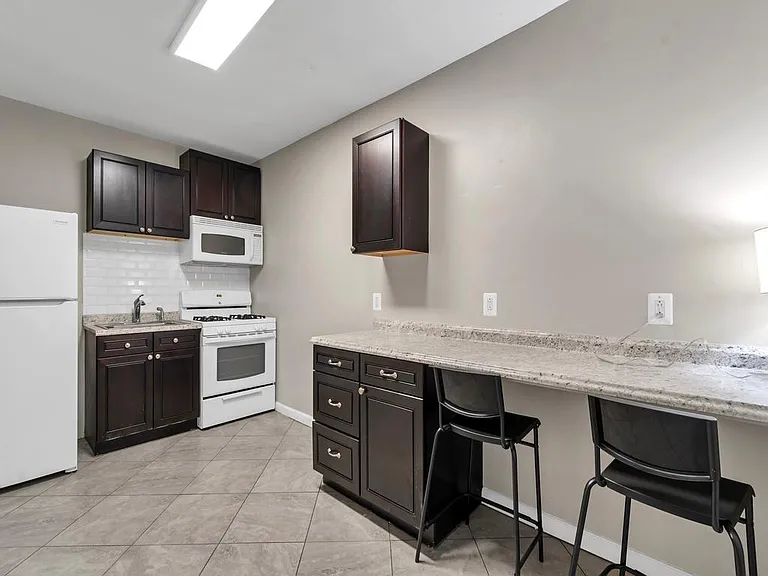 Full kitchen, new appliances, large bar for entertainment, eating and work......