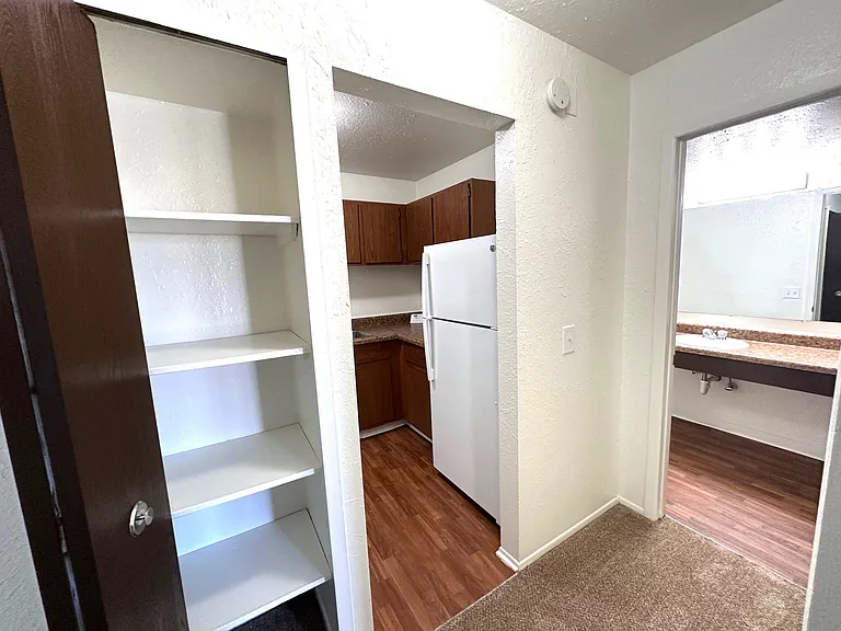 Windsor Place Apartments — Photo 45