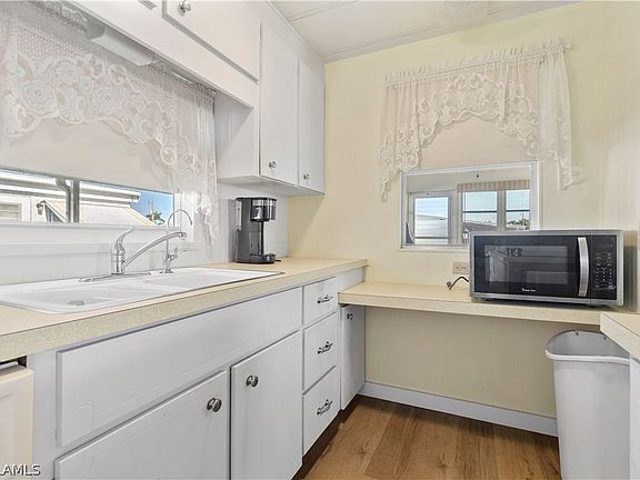 4th image of 3326 Rainbow Ln