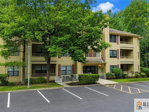 503 Chester Ct, Helmetta, NJ 08828