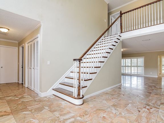3rd image of 4005 Priory Cir