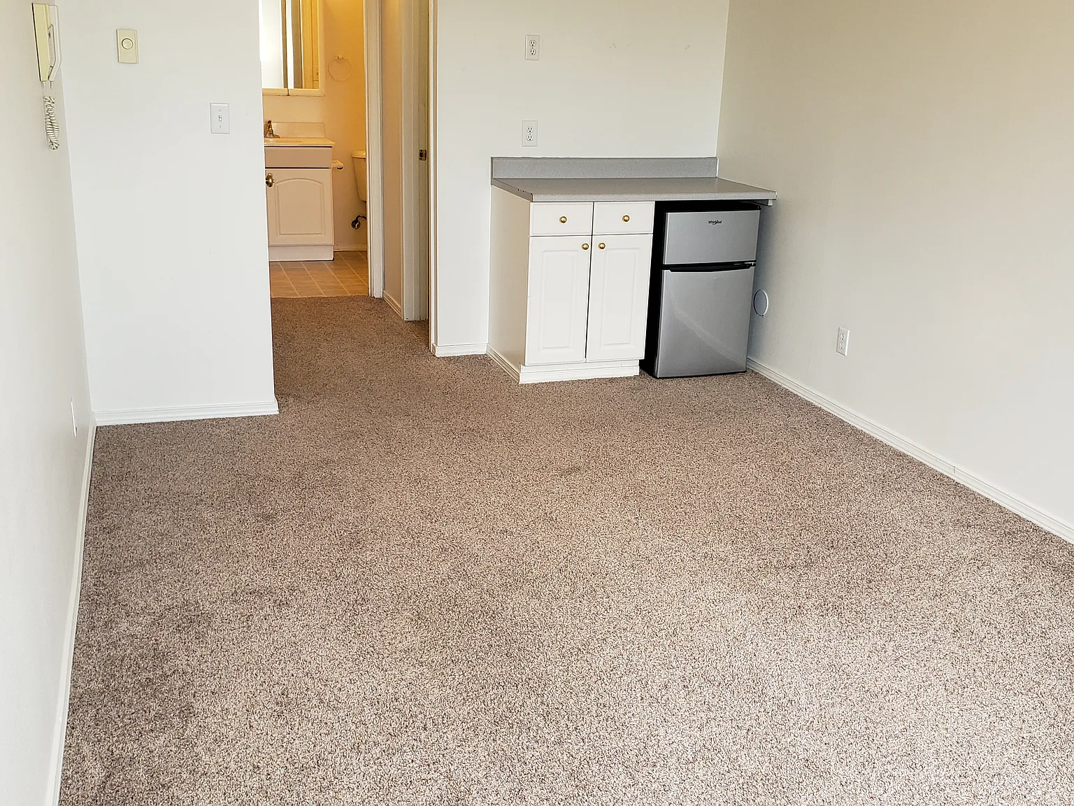 Studio, 300 sqft, $845 — Photo 2