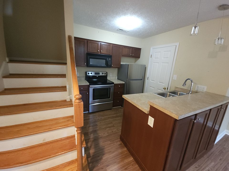 1st image of 429 Lees Mill Dr #1