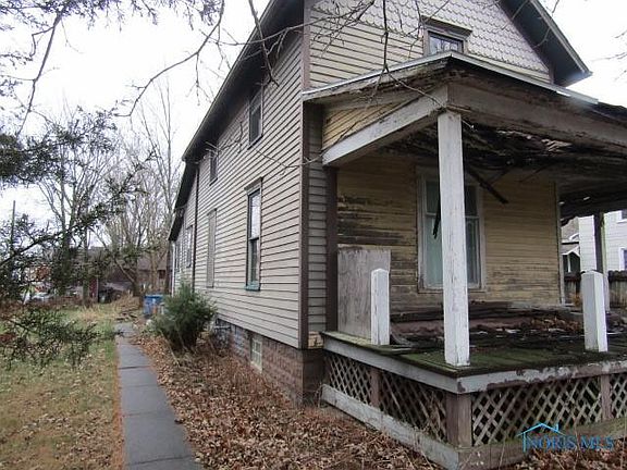 3rd image of 220 W Ottawa St