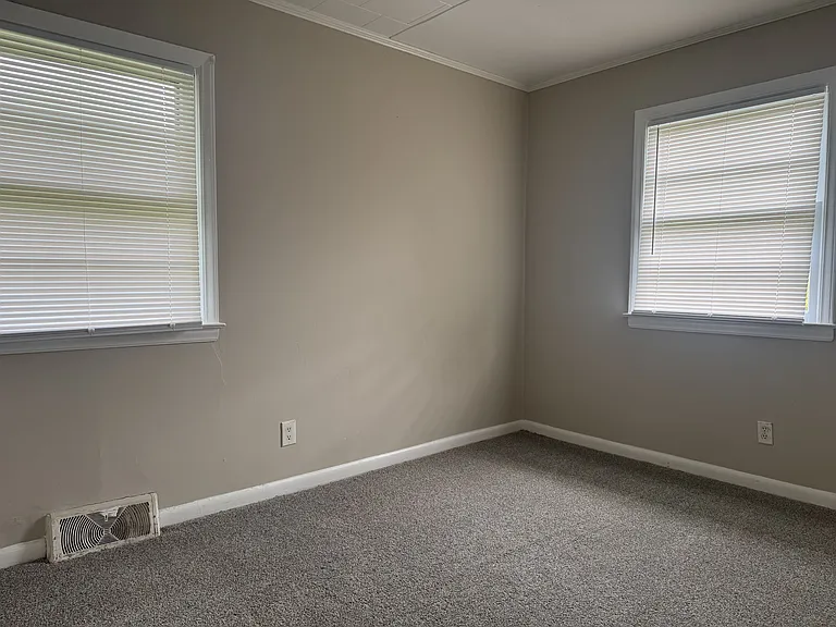 406 E Park Dr — Photo 9