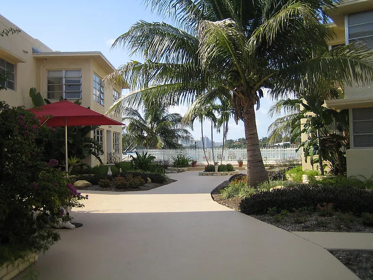 920 Bay Dr — Photo 6