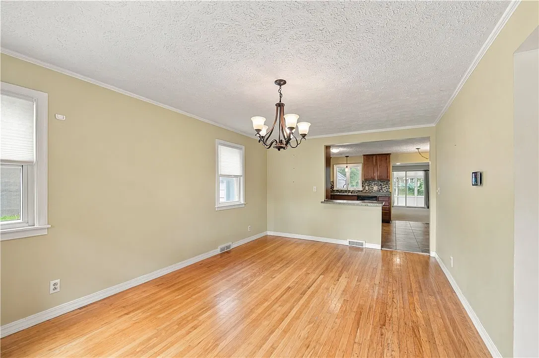4 bed, 2.0 bath, 2070 sqft, $3,200 — Photo 3