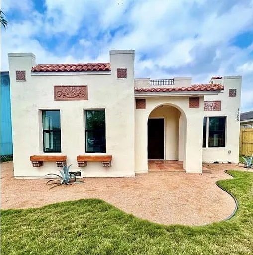 2 bed, 1.0 bath, 1033 sqft, $1,200 — Photo 1