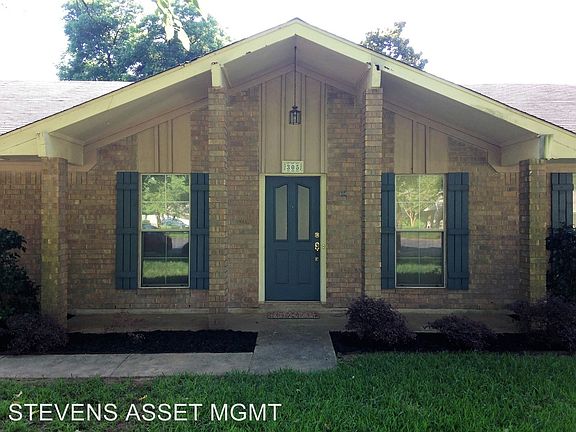 4th image of 305 Walnut Cir
