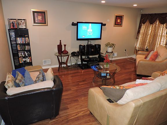 3rd image of 64 Heatherwood Dr
