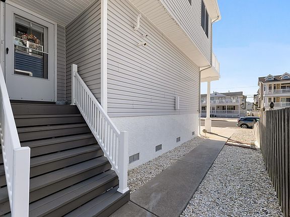 4th image of 127 34th St W #Sea