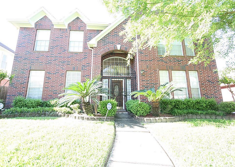 FRONT OF HOUSE W/ GREAT LANDSCAPING