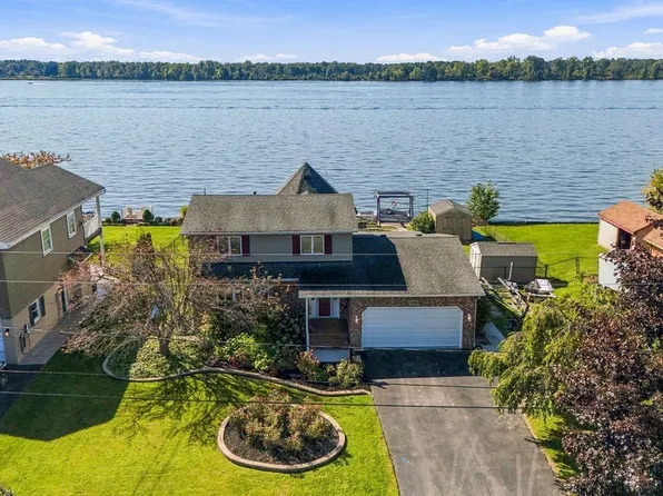 7651 W Rivershore Dr, Niagara Falls, NY 14304