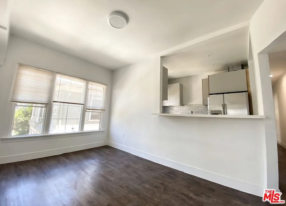 3 bed, 2.0 bath, 700 sqft, $3,300 — Photo 3