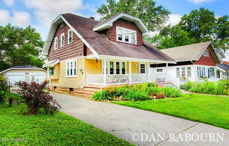 18 Elmwood St NE photo 1