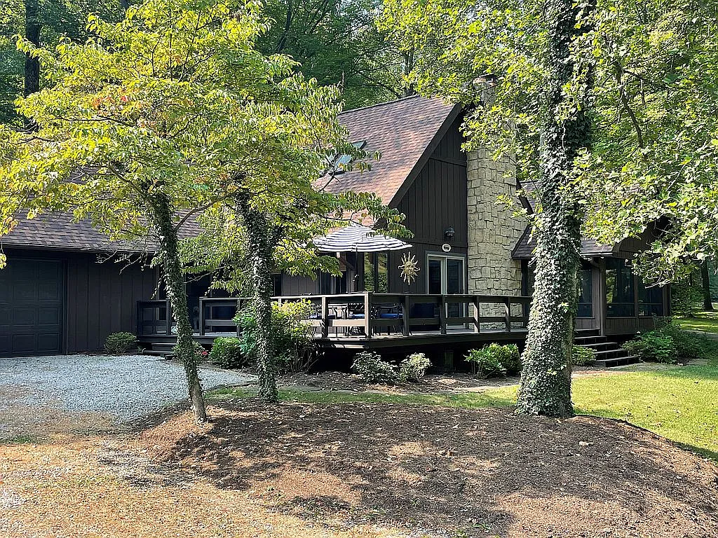9006 McNaughton Ln NE photo 1