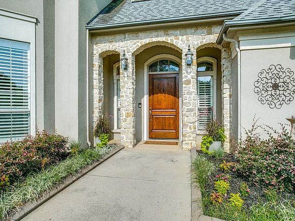 3rd image of 1014 Lake Forest Dr