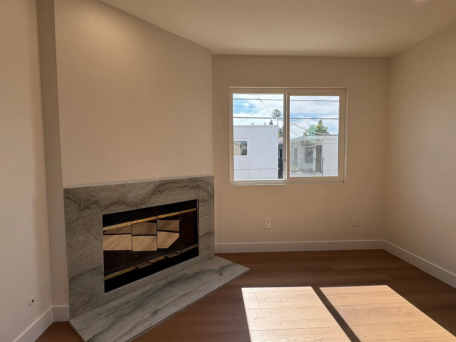 3 bed, 950 sqft, $3,245 — Photo 3