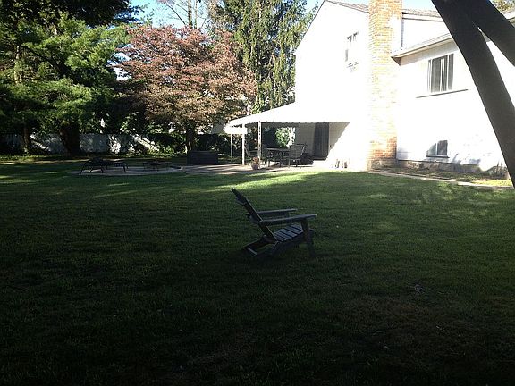 4th image of 220 Cedrus Ave