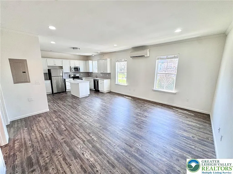 315 E Stone Aly #3 — Photo 2