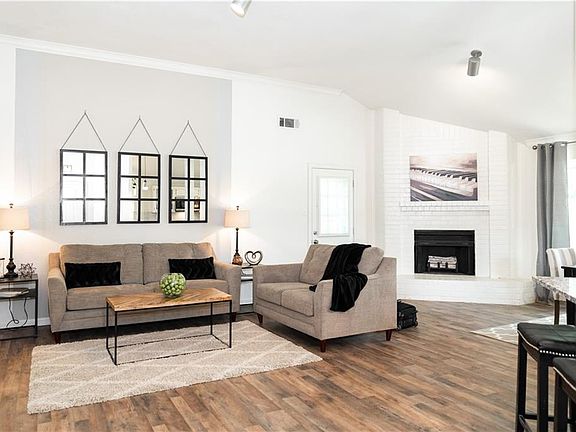 4th image of 205 Suttonwood Dr