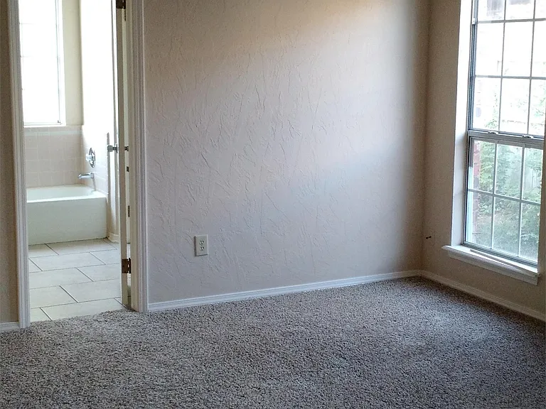 6828 NW Crestwood Dr — Photo 2