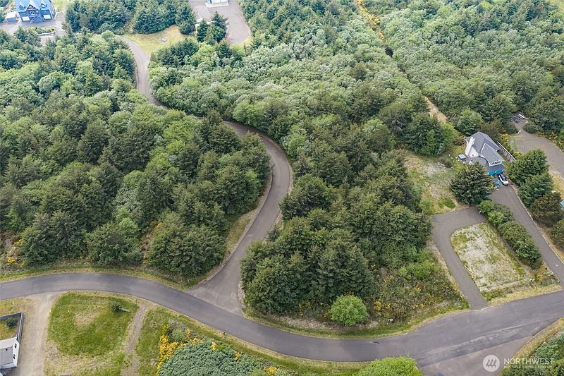 2nd image of 140 Sea Wind Lane