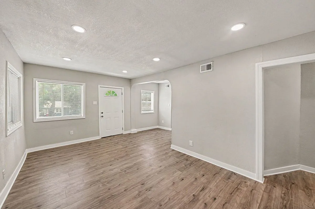 2 bed, 1.0 bath, 864 sqft, $1,300 — Photo 1