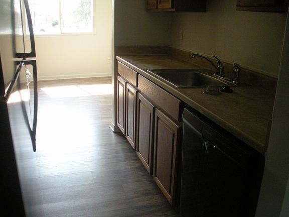 5th image of 79 Chestnut Dr