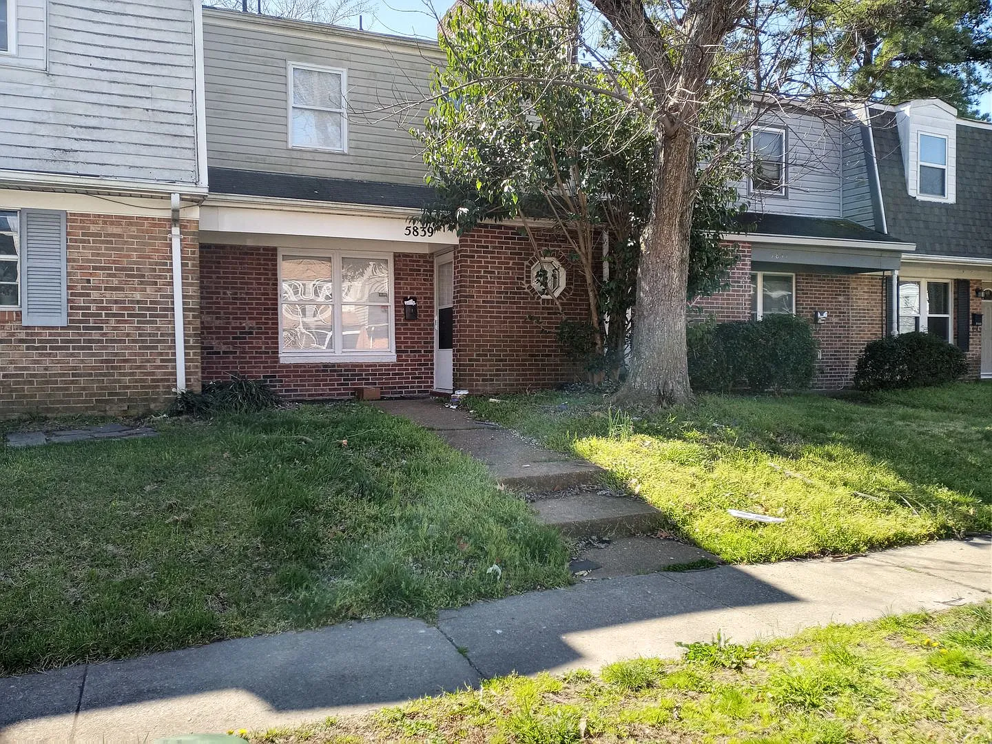 3 bedroom, 1.5 bathroom Townhouse in Virginia Beach — Photo 1