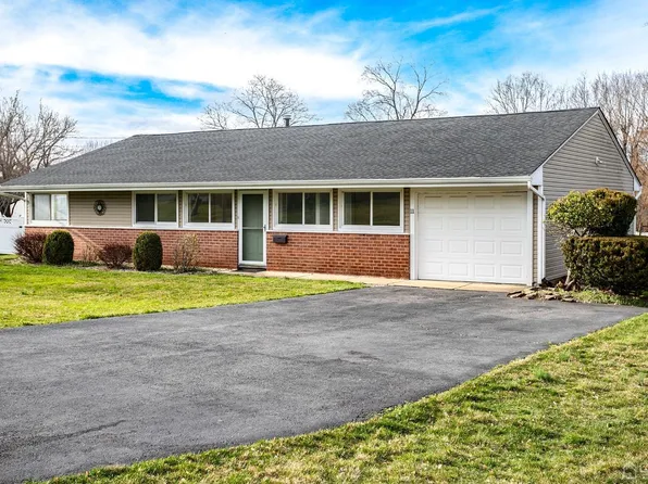 11 Dillon Rd, Kendall Park, NJ 08824