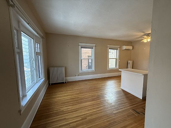 4th image of 2000-2002 Dupont Ave S #5
