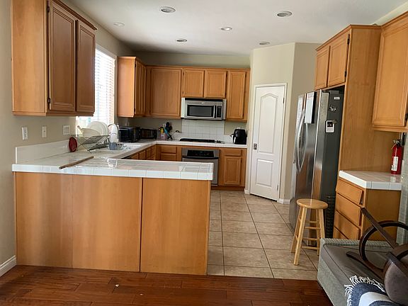 5th image of 405 S Mountain View St