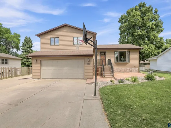 912 S Gardner Dr, Sioux Falls, SD 57103